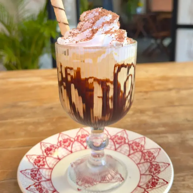 Cappuccino gelado com chantilly e calda de chocolate