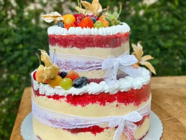 Bolo de festa de dois andares com frutas por cima