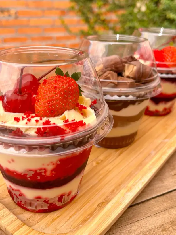 Copos de sobremesa em camadas, um de morango e outro de chocolate