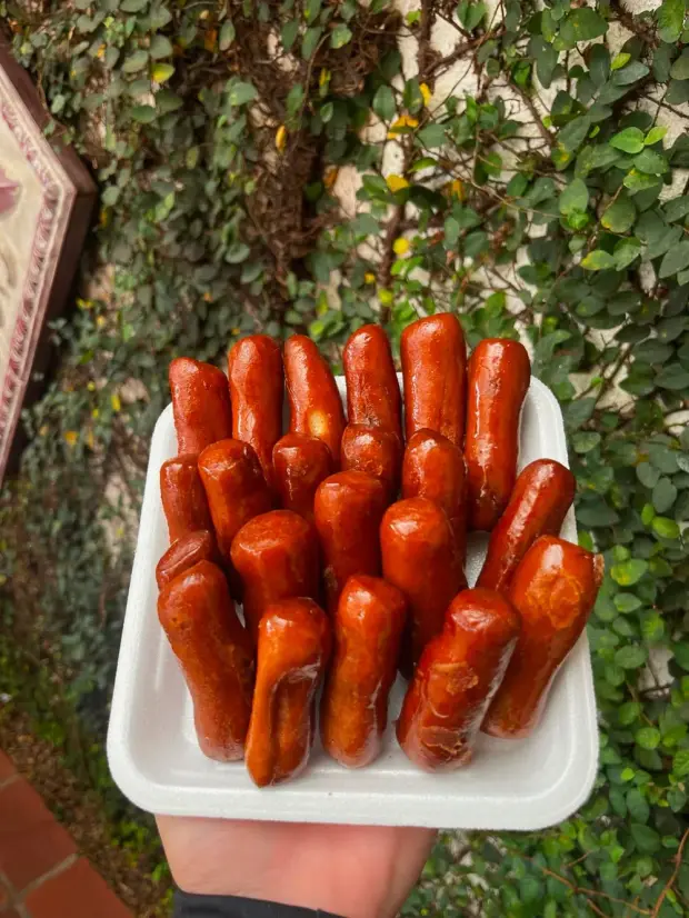 Bandeja de linguicinhas assadas, prontas pra levar
