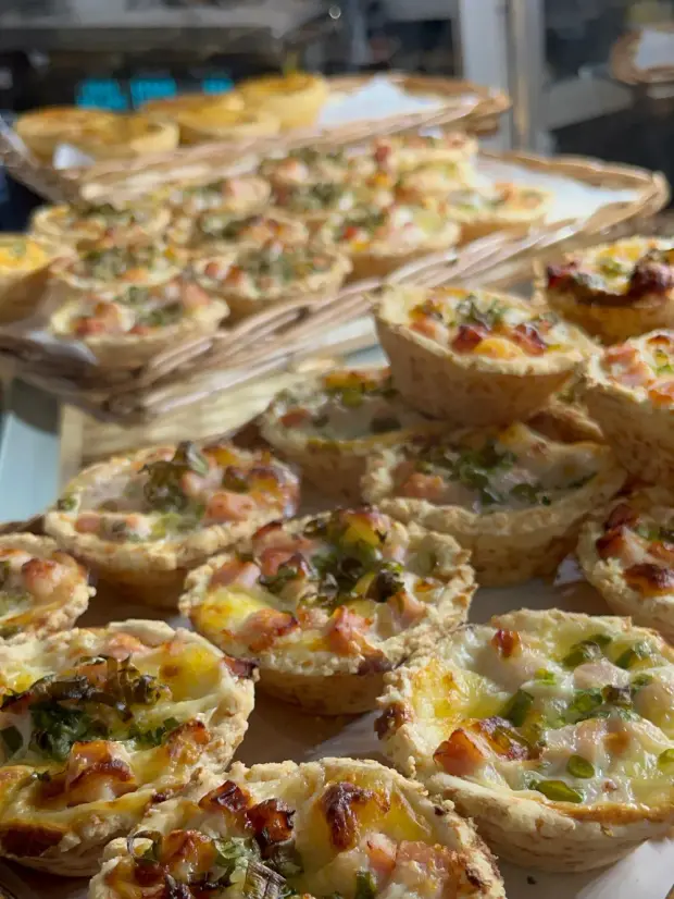 Cesta de quiches de alho-poró com presunto, ainda na vitrine
